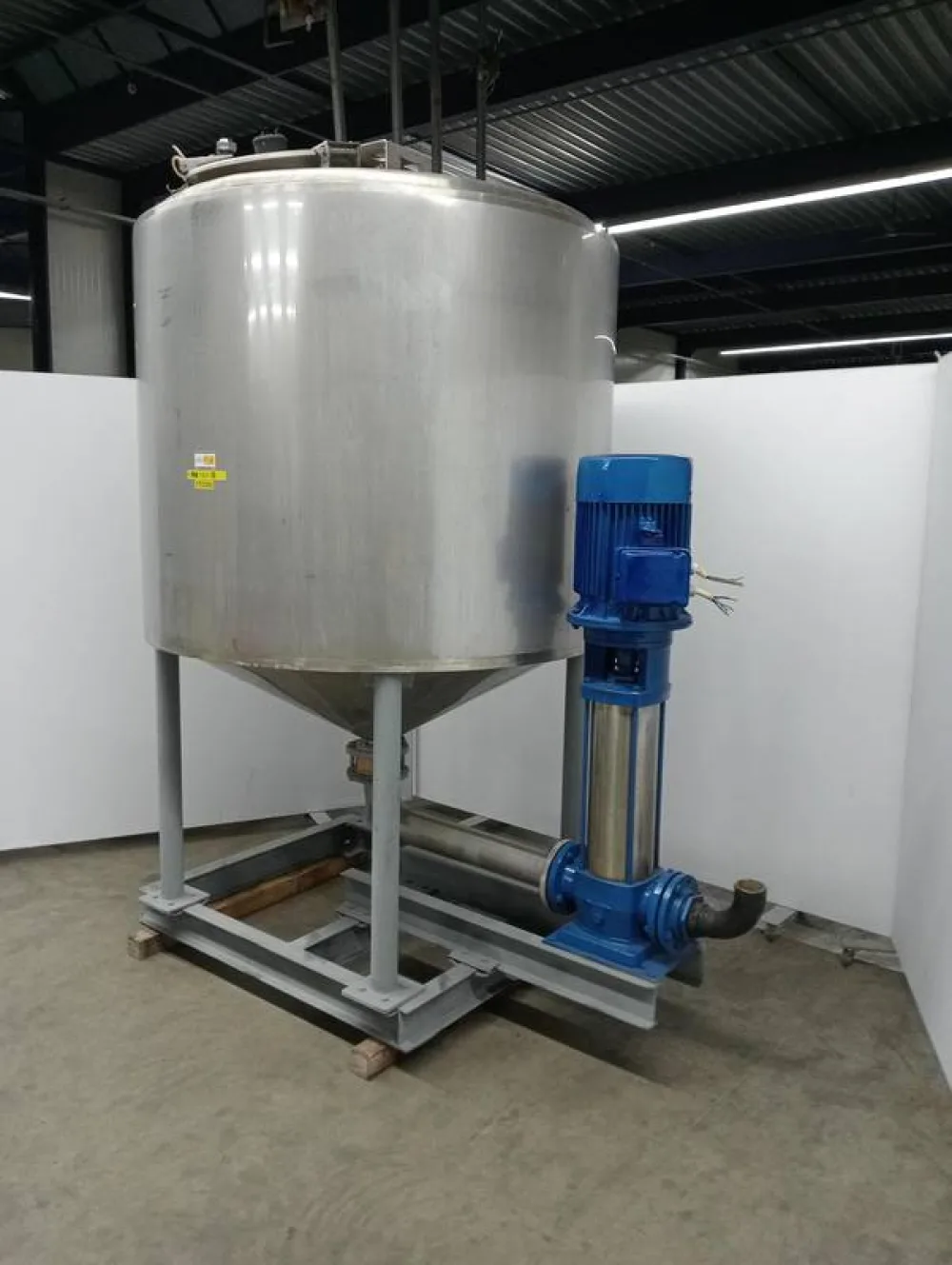 Insulated tank with centrifugal pump
