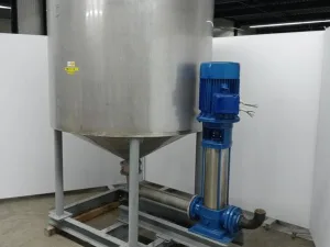 Insulated tank with centrifugal pump