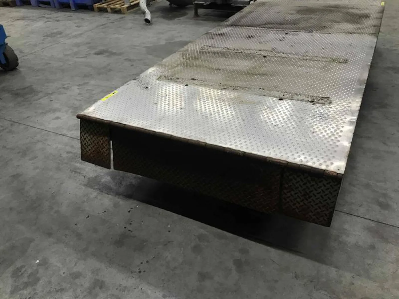 Loading/unloading hydraulic scissor table - 2