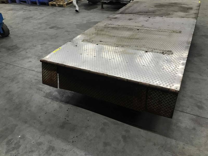 Loading/unloading hydraulic scissor table