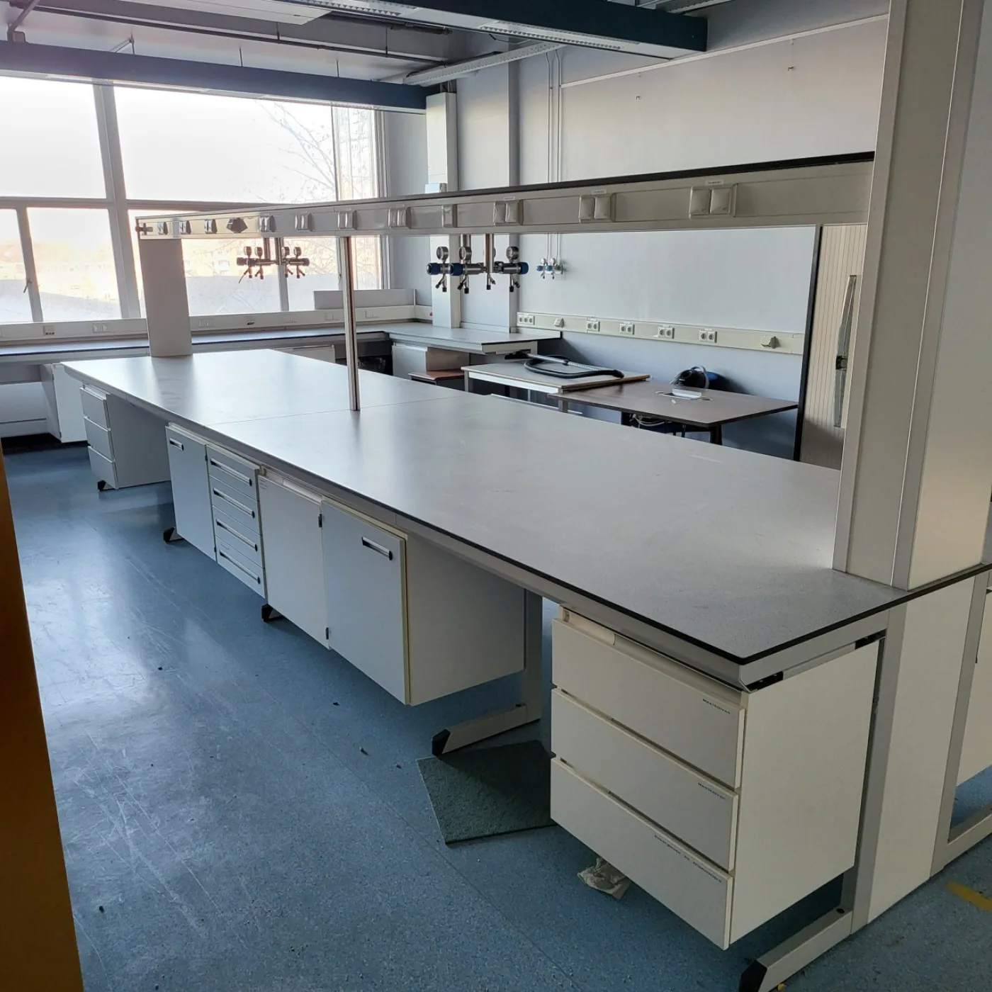 2059 – Used S+B island laboratory table (589 cm) - 2
