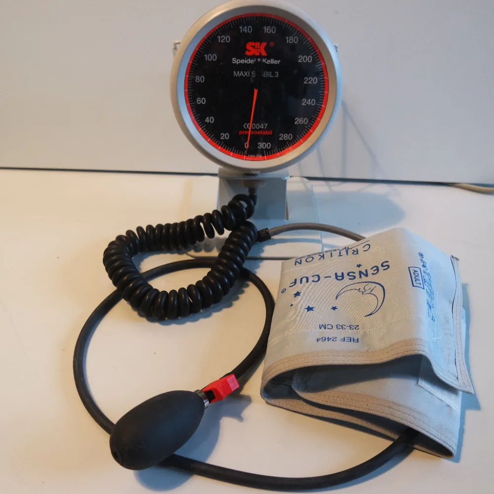 1102 Used desk model sphygmomanometer