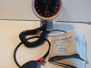 1102 Used desk model sphygmomanometer