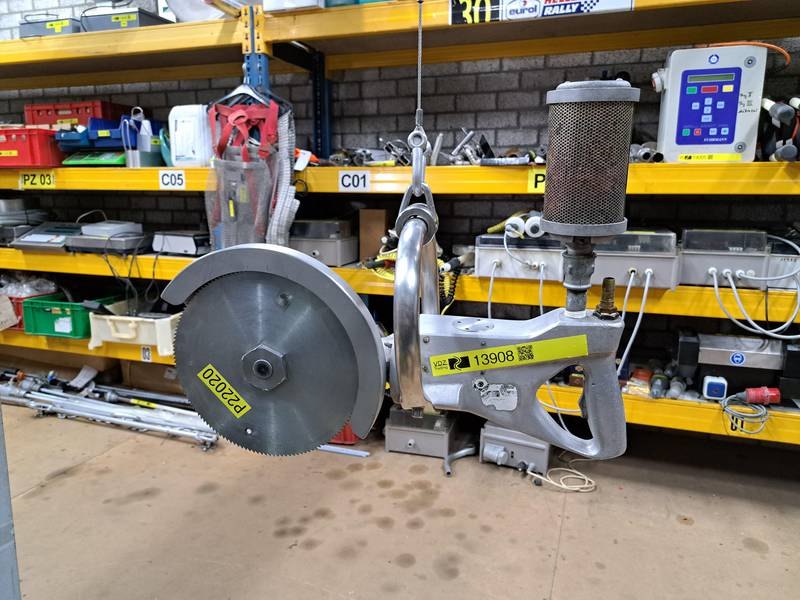 Pneumatic breaking saw