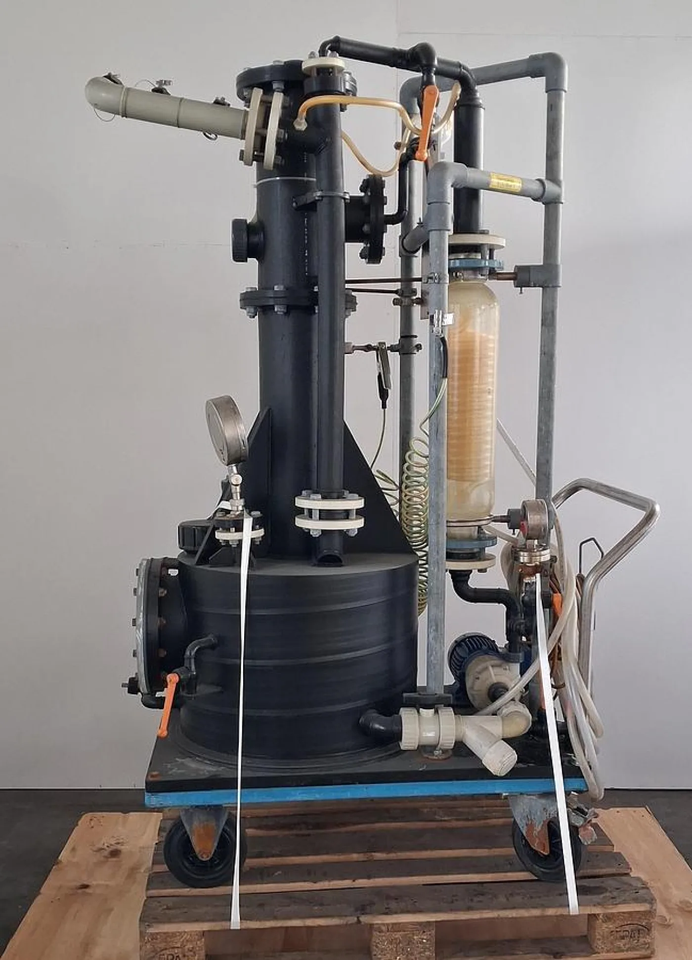 Wiegand kompakte chemikalienresistente Pumpstation mit vertikalem Druckbehälter - 1