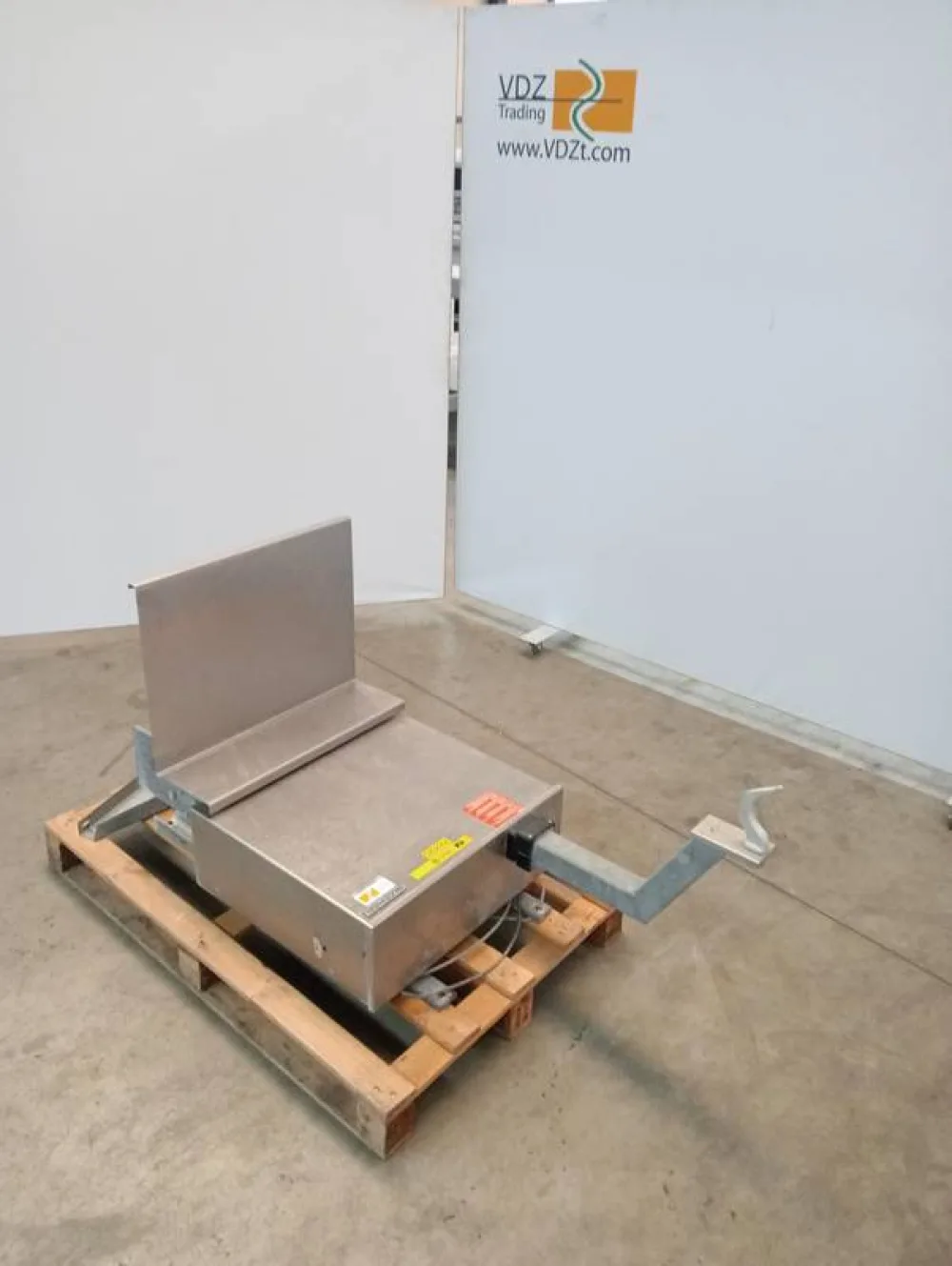 Wall mounted scale with hook