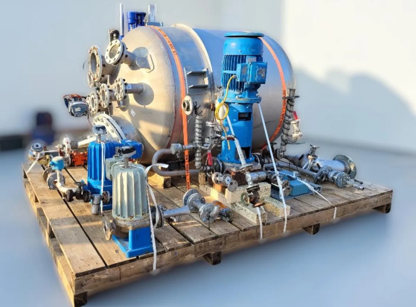 Tank with enigens and parts - 1