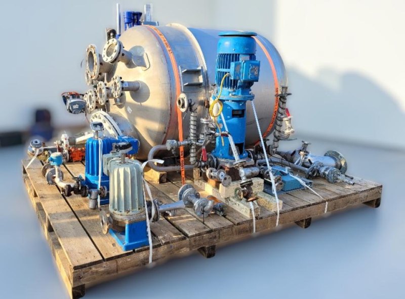 Tank with enigens and parts