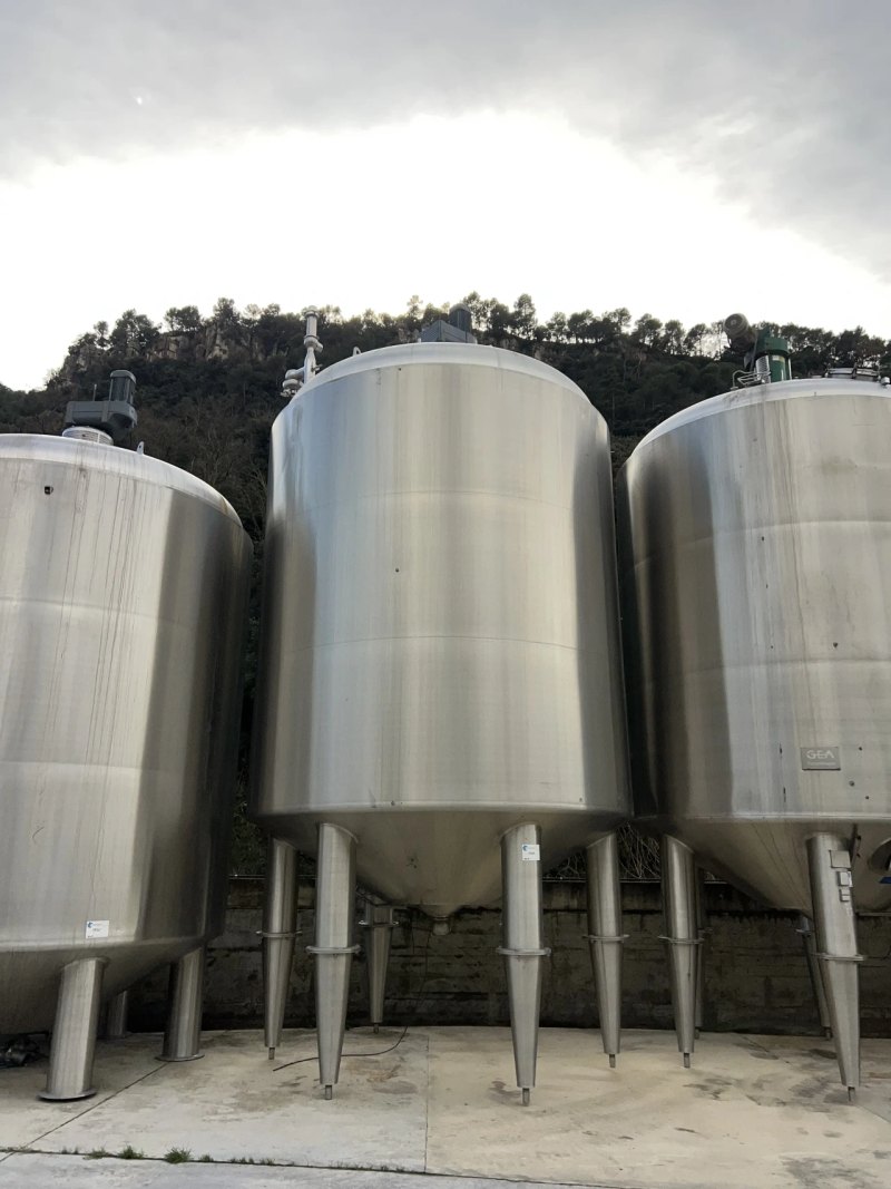 STAINLESS STEEL TANK 304 – 30,000 LITRES WITH THREE-BLADE AGITATOR AND INSULATION