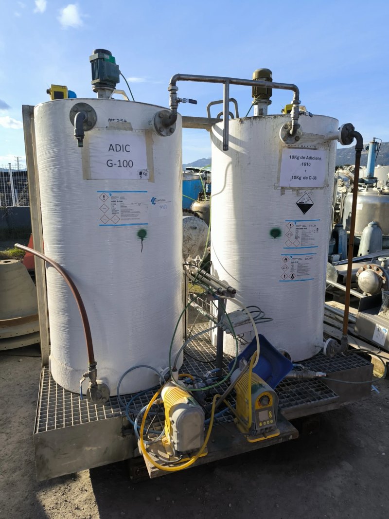 FIBRE TANK SKID FOR ACIDS WITH AGITATION, DOSING PUMPS AND SPILL CONTAINMENT TRAY