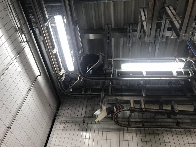 Bi-rail bleeding conveyor