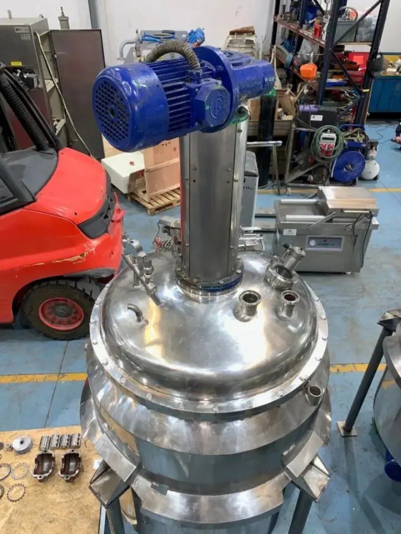 USED INOXGER STAINLESS STEEL REACTOR 400 LITERS WITH AGITATION, HALF ROD AND HERMETIC HEATING