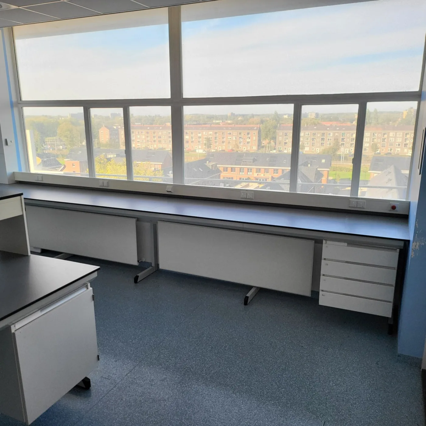 2041 - Used S+B Laboratory wall table (551 cm) - 1