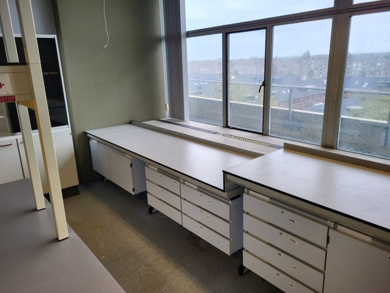 1937 – Used S+B Laboratory wall table (500 cm)