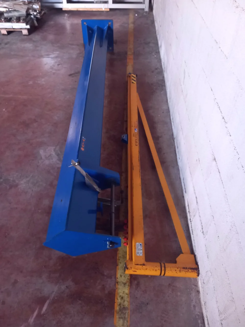 GRU A COLONNA CON BRACCIO IN TRAVE E TIRANTE – ATA – MOD.CCV 200 / 3