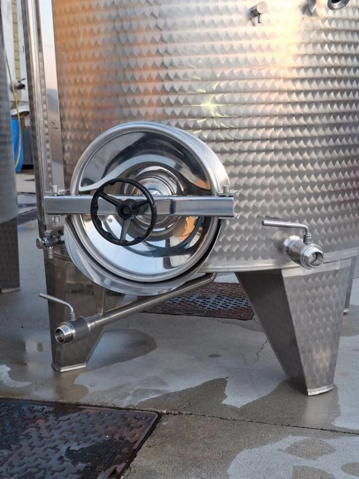 STAINLESS STEEL TANKS, L.A. INOX FIRM, CAPACITY 3000 LITERS (30 HL), VINIFICATION/STORAGE MODEL, SECOND HAND EQUIPMENT - 2