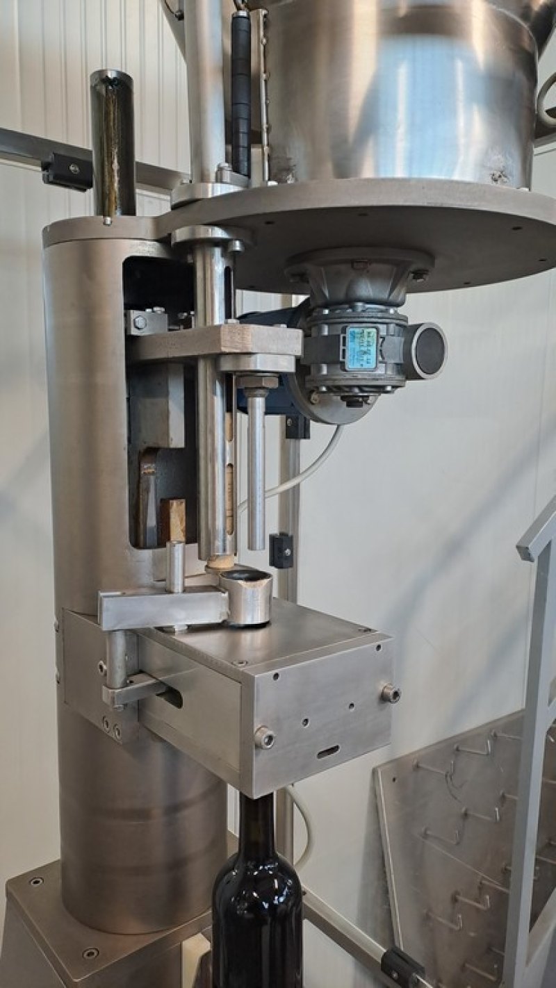 SEMIAUTOMATIC CORKING MACHINE ENOLMECCANICA FOR NATURAL CORK, SECOND-HAND MACHINE