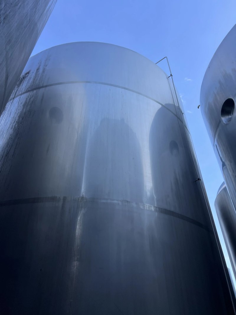 STAINLESS STEEL 304 TANK 30,000 LITRES WITH HERMETIC INSULATION AND OFFSET AGITATION