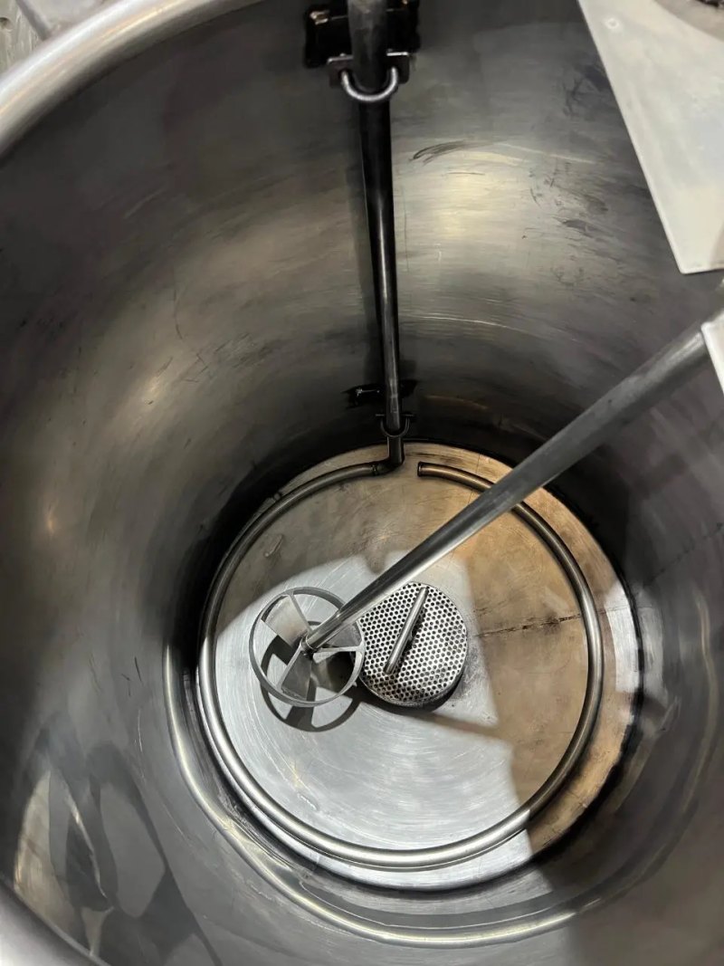 USED STAINLESS STEEL TANK WITH AGITATION CAPACITY 150 LITERS