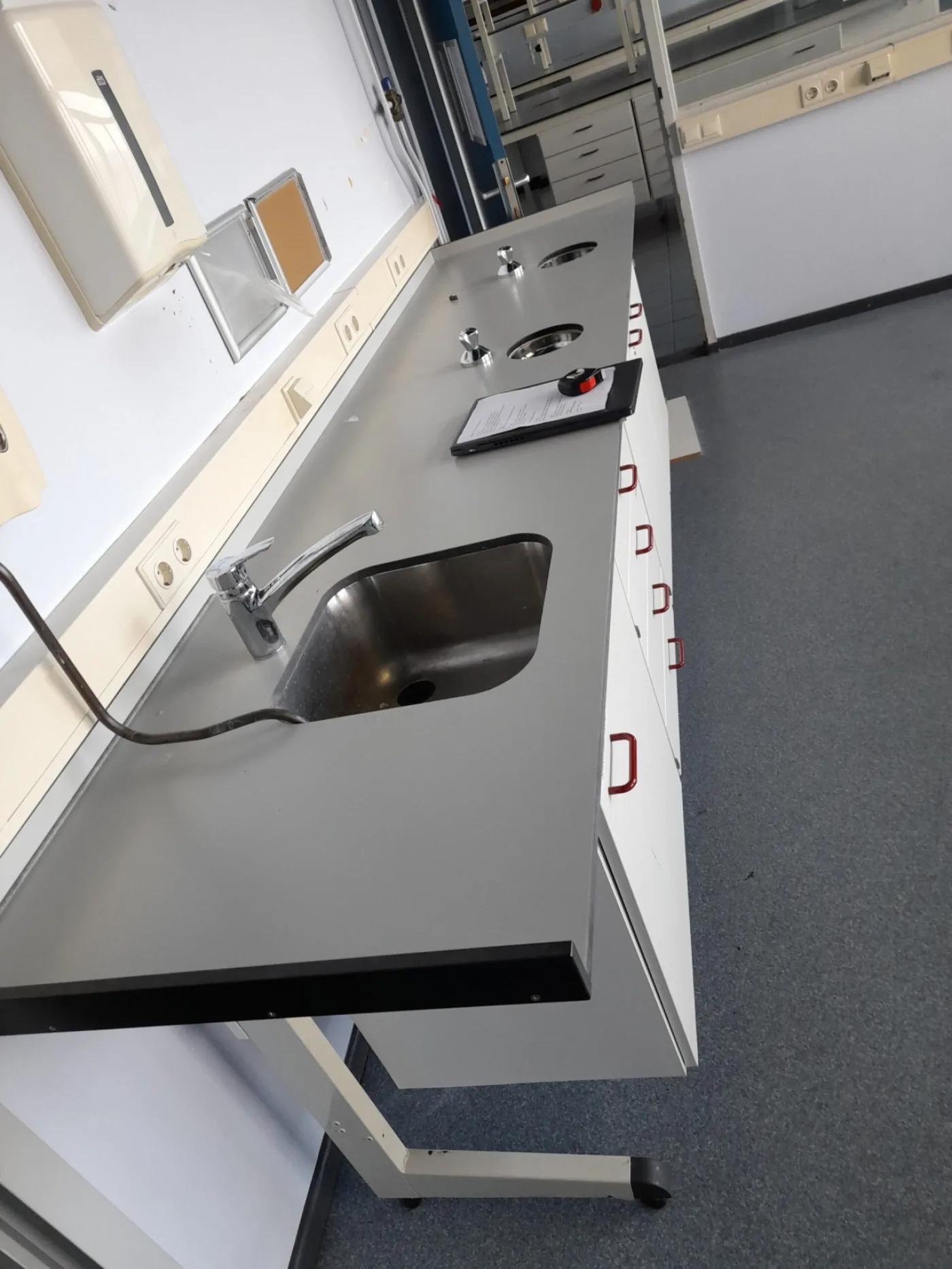 Used laboratory wall tables from SplusB - 6
