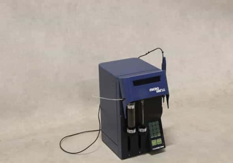 Hamilton Microlab 1000 diluter/dispenser met twee spuiten 25 mL en 2,5 mL