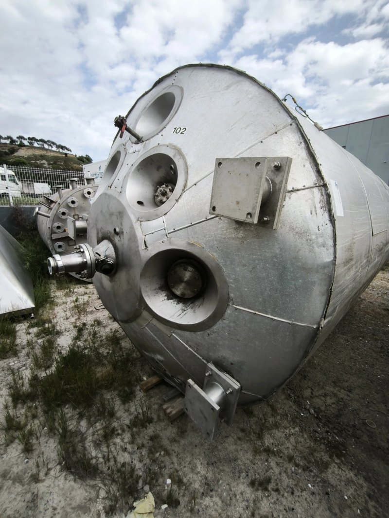 INSULATED STAINLESS STEEL REACTOR 10,800 LITERS WITH AGITATION AND LOAD CELLS