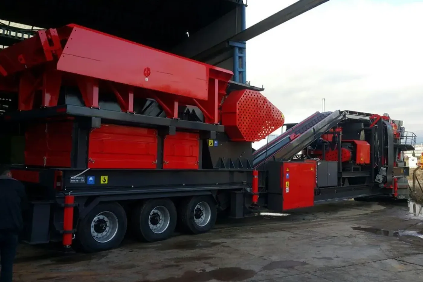 General 944 — Mobile Jaw + Cone Crushing & Screening Plant - 12