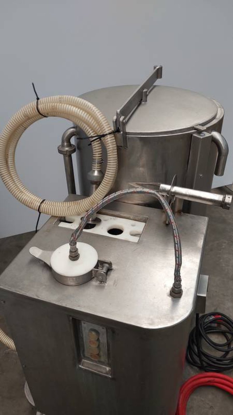 Blood collecting and mixing tank