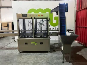 Llenadora taponadora de una boquilla por caudalímetro para garrafas con elevador alimentador de tapones