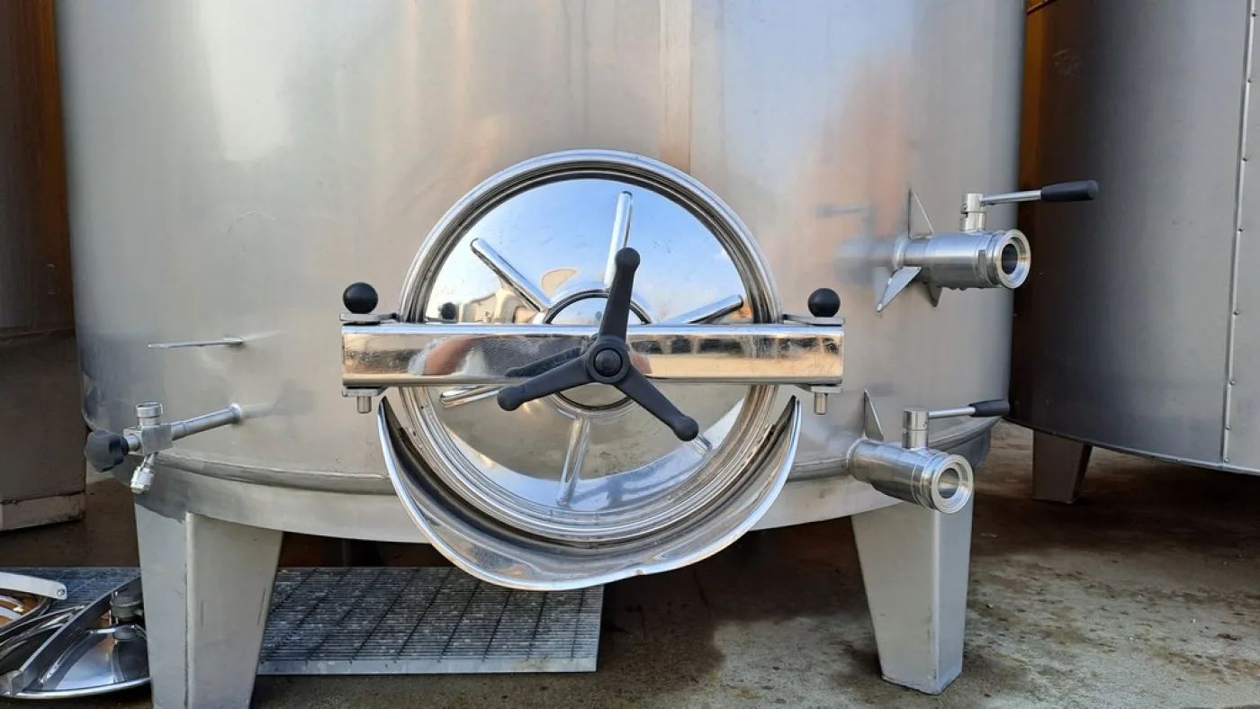 STAINLESS STEEL TANK LITER CAPACITY 10.000 (HL 100) ABOUT, MODEL VINIFICATION/STORAGE, INCLINED FLAT BOTTOM WITH INSULATED BAND, AZZINI FIRM, SECOND HAND EQUIPMENT - 3