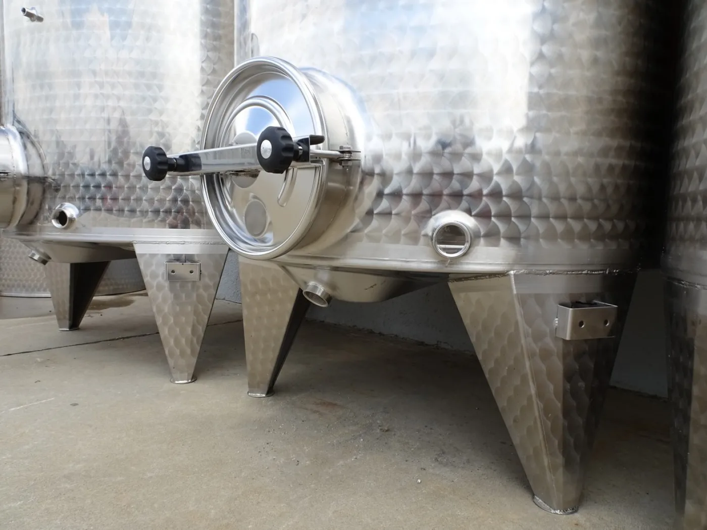 STAINLESS STEEL TANKS CAPACITY LITERS 1500 – 2100 PNEUMATIC FLOATING LID ROUNDLY SHAPE BOTTOM NEW EQUIPMENT - 2