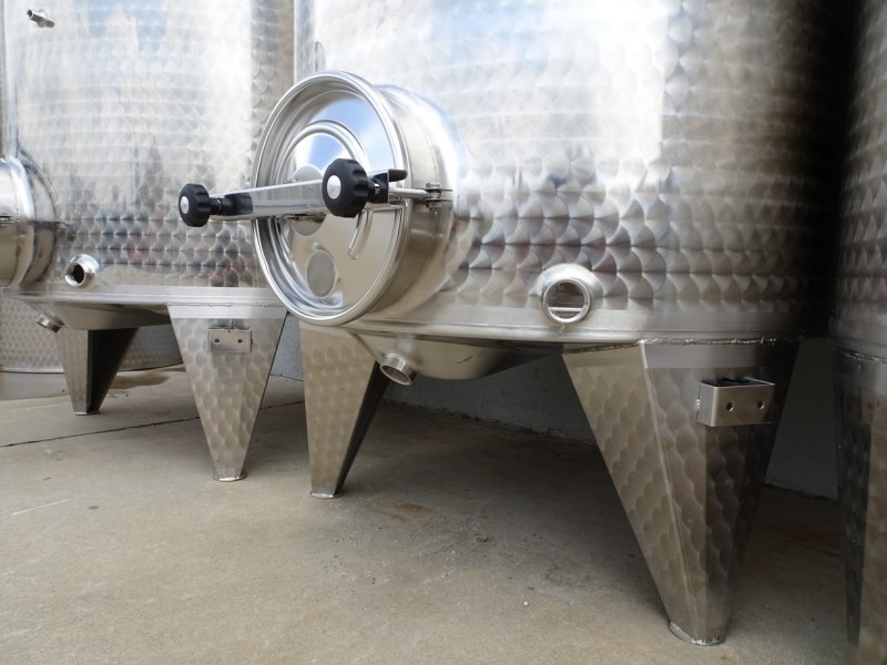STAINLESS STEEL TANKS CAPACITY LITERS 1500 – 2100 PNEUMATIC FLOATING LID ROUNDLY SHAPE BOTTOM NEW EQUIPMENT