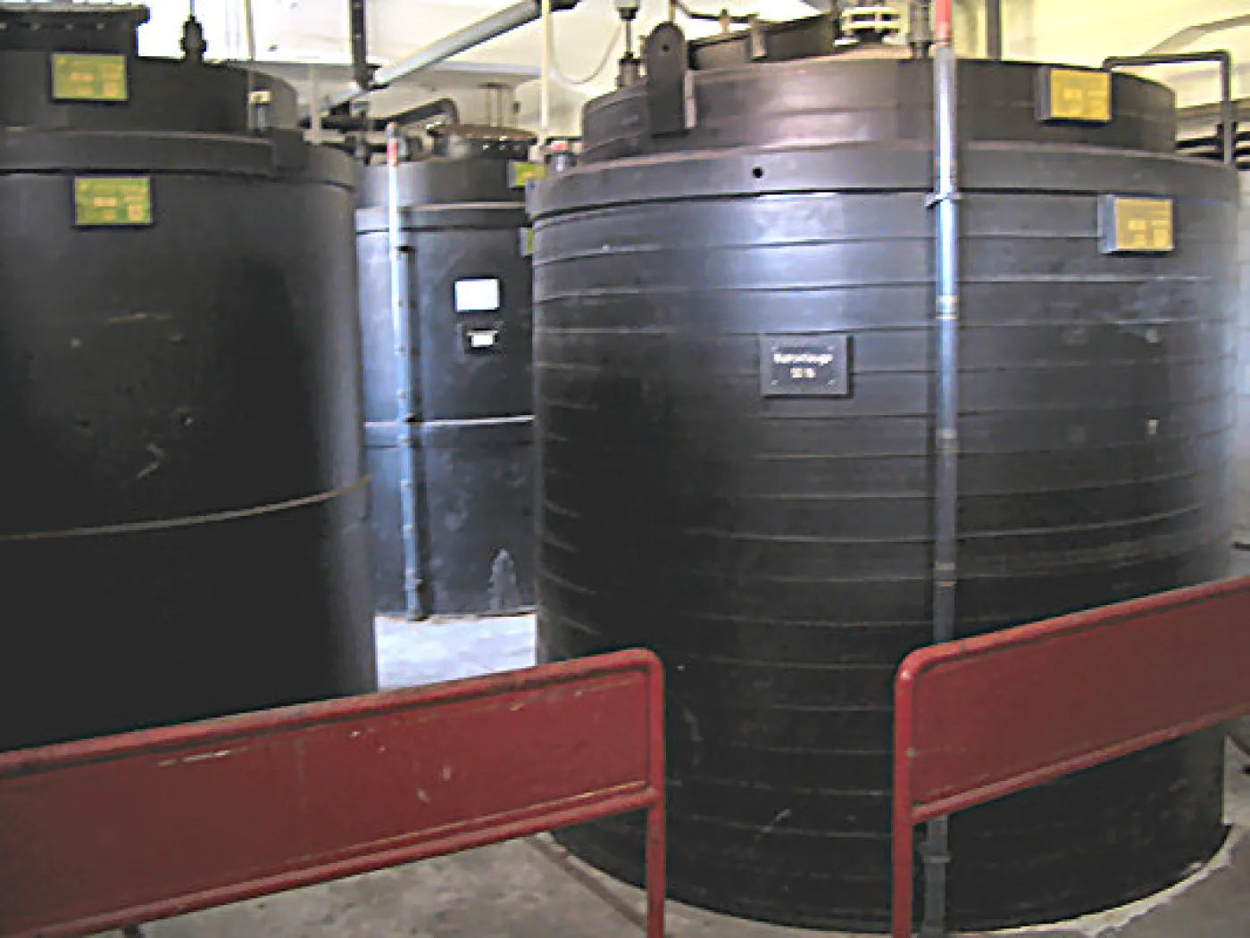 2x Voorraad tanks voor chemicaliën (dubbelwandig) - 2