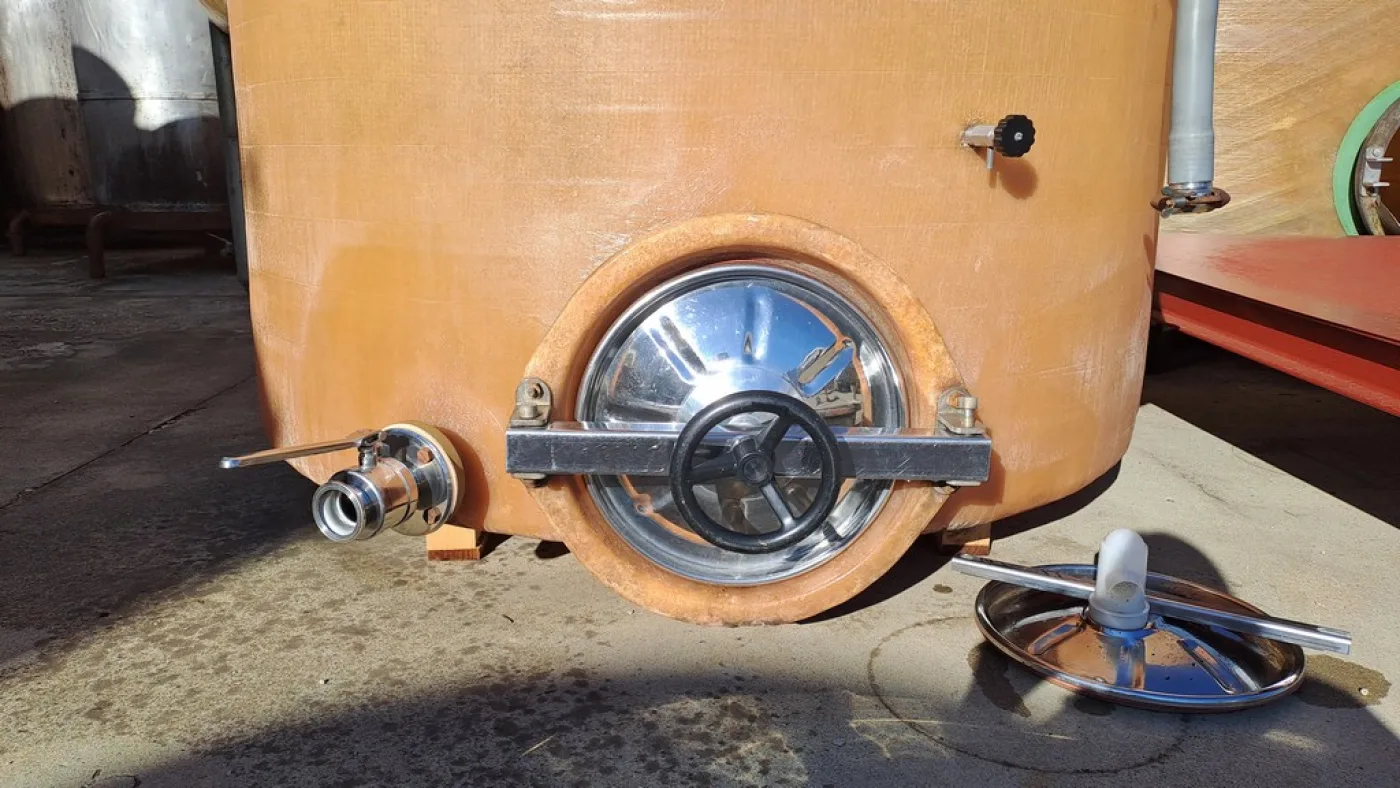 FIBERGLASS TANK MODEL STORAGE/VINIFICATION, CAPACITY 50 HL , FLAT BOTTOM, SECOND HAND EQUIPMENT - 6