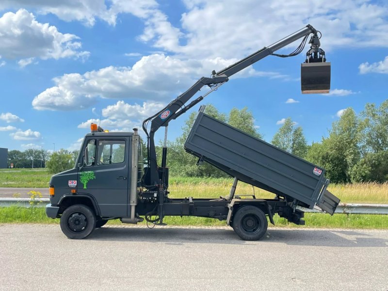Mercedes Benz 4×2 809D HMF Crane