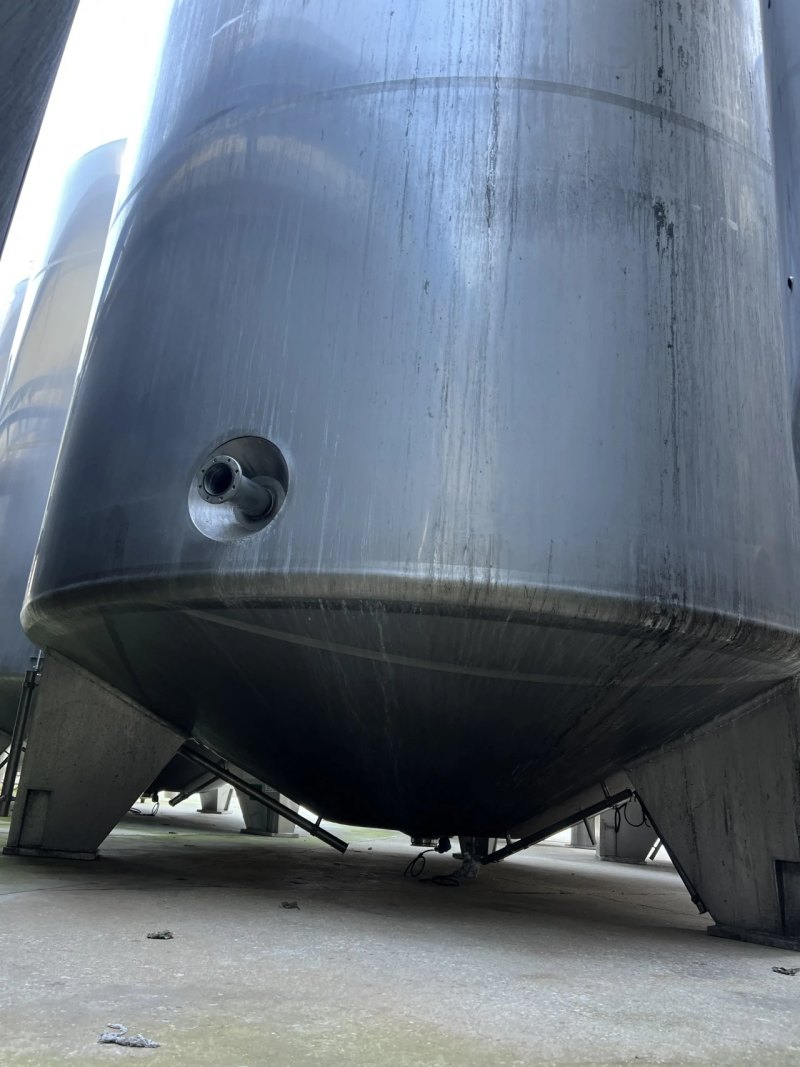 STAINLESS STEEL 304 TANK 30,000 LITRES WITH HERMETIC INSULATION AND OFFSET AGITATION
