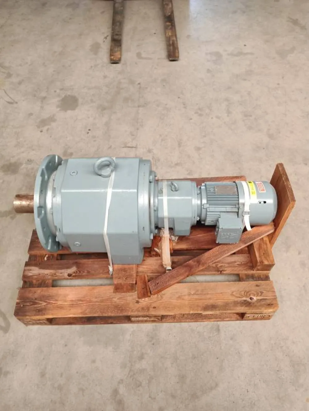 Motor and reductor