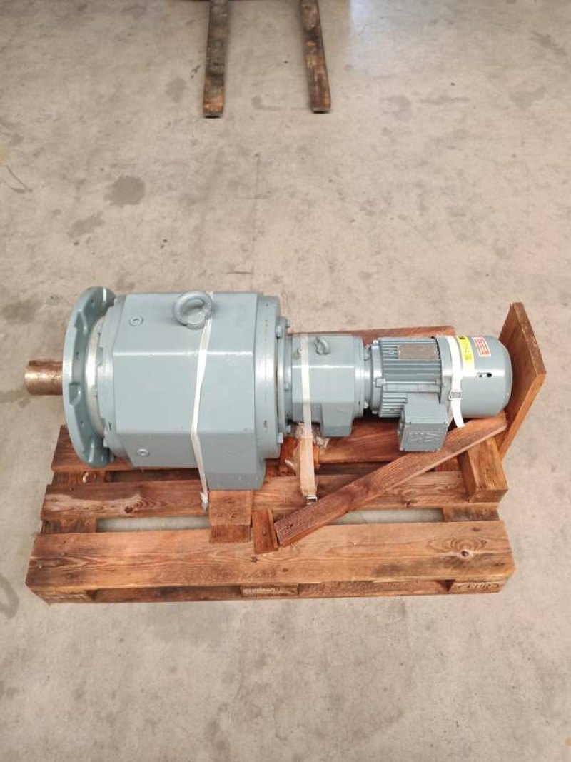 Motor and reductor