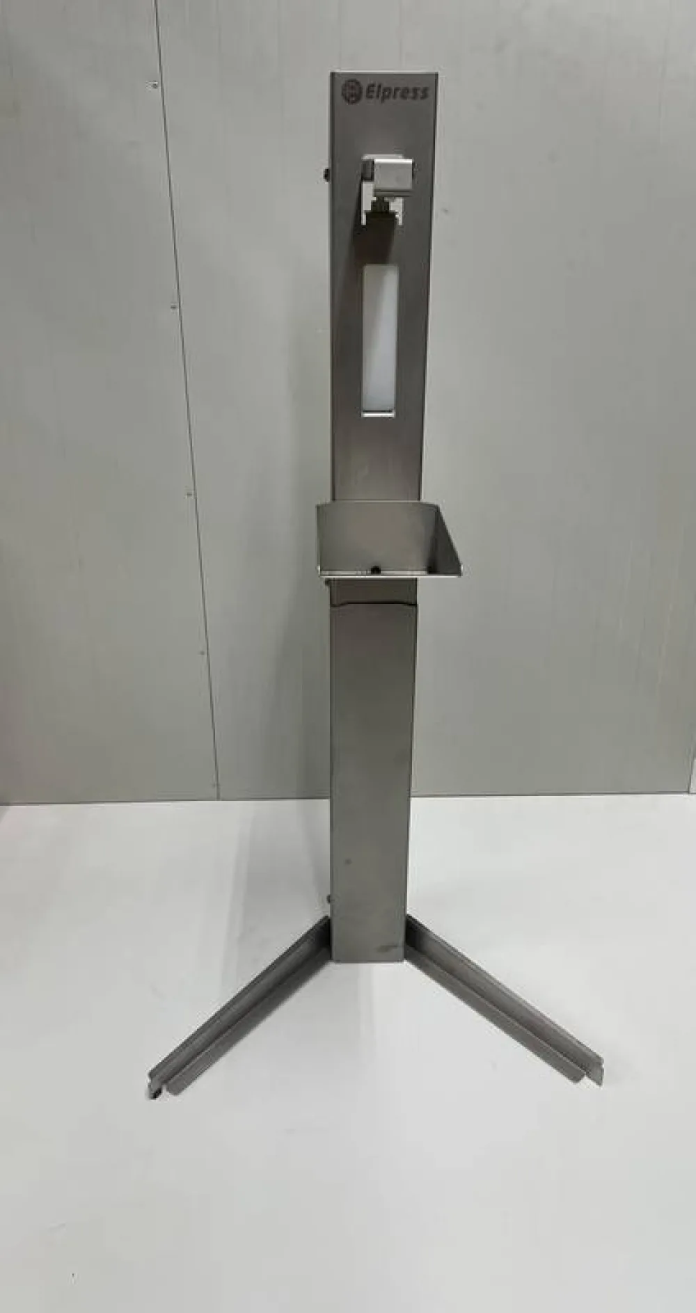 Hand sanitizer dispenser pole - Desinfection