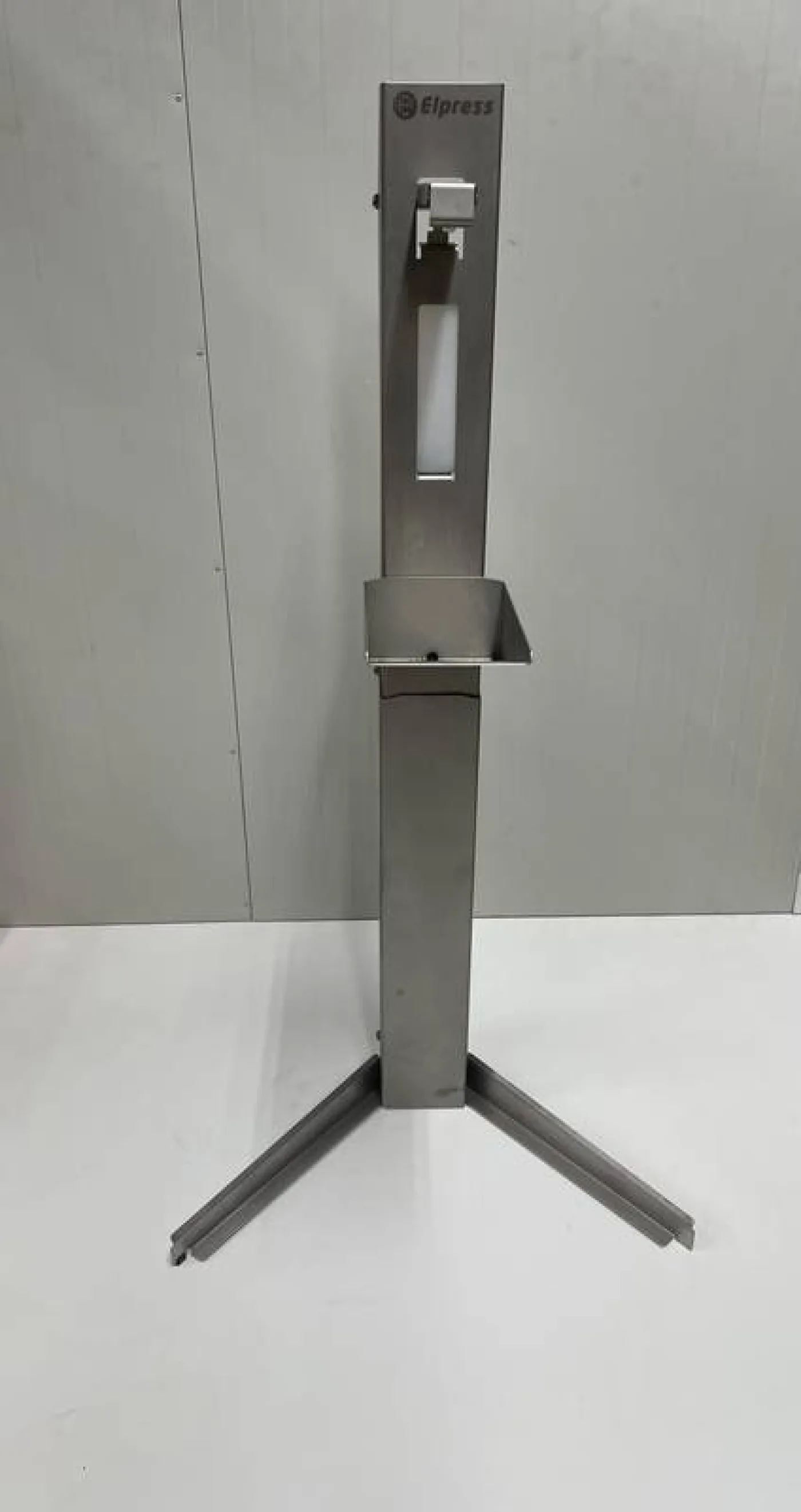 Hand sanitizer dispenser pole - Desinfection - 1