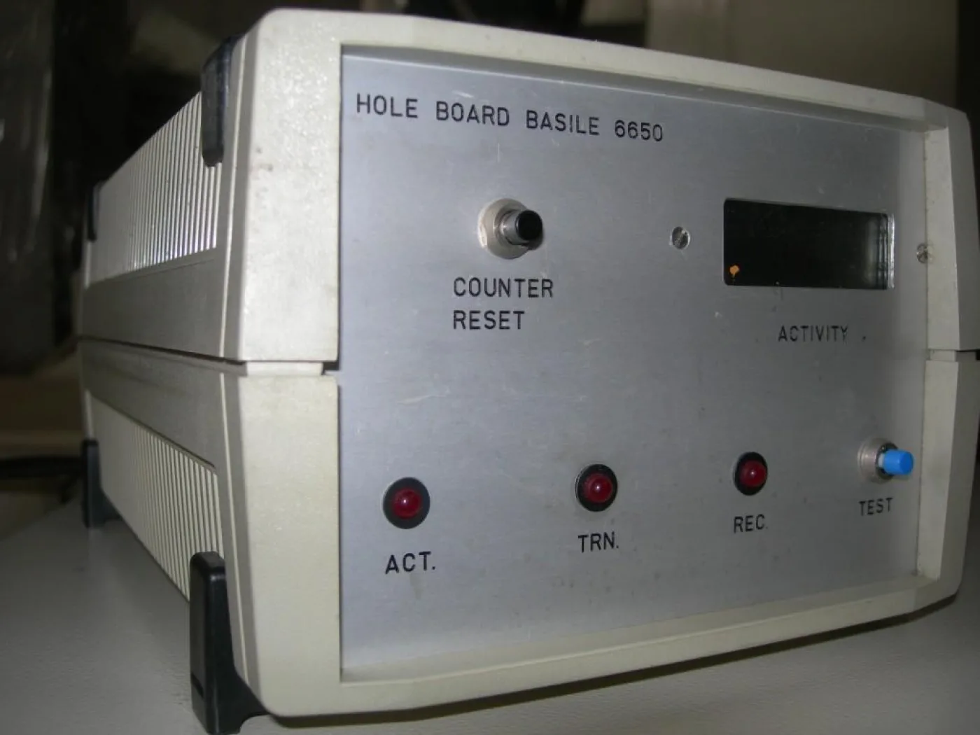 PIASTRA A BUCHI – UGO BASILE – CAT. 6650 - 1