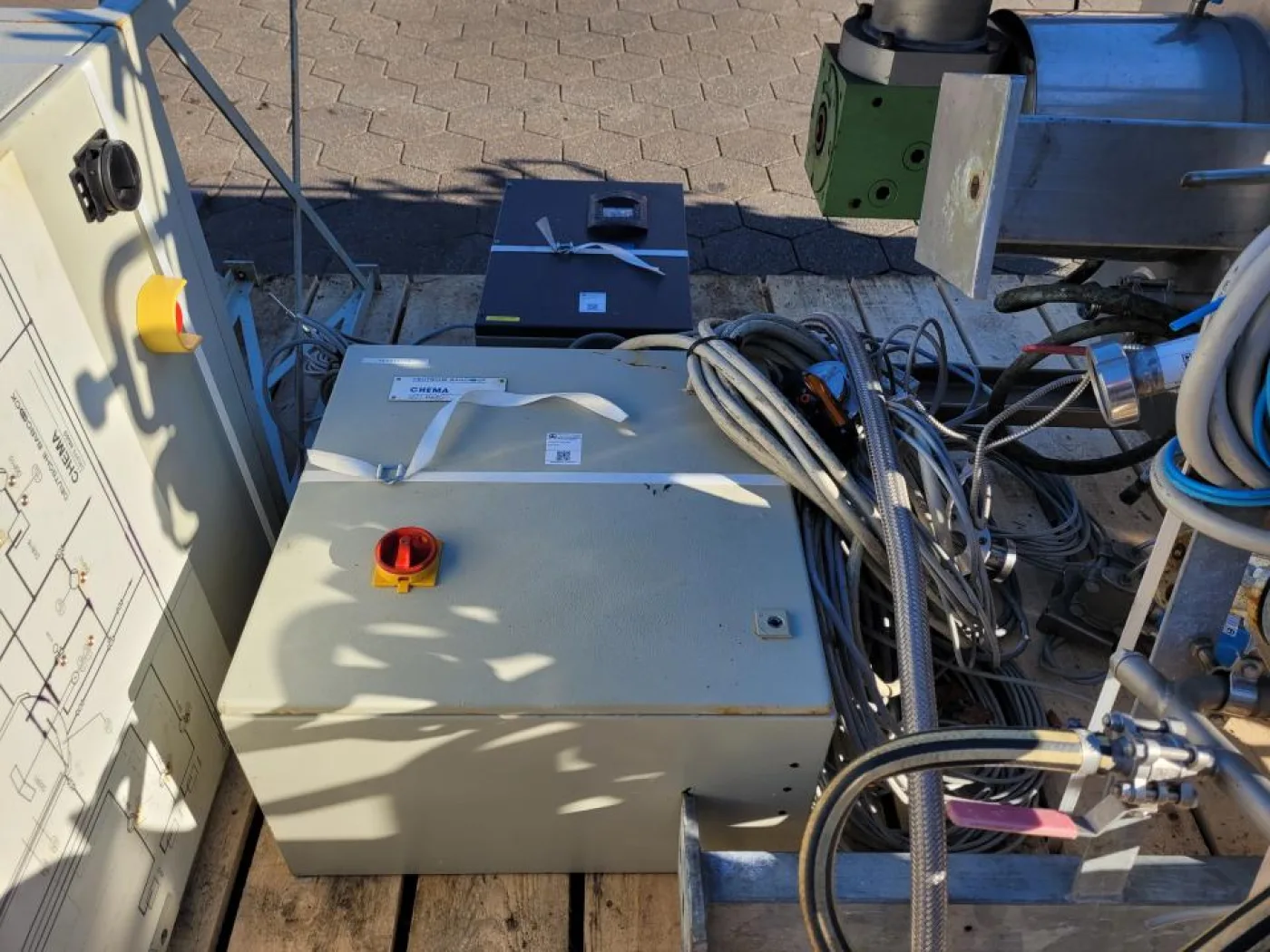 System with tank and cabinets - 8