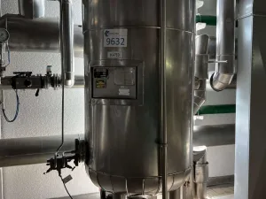 USED GINOX STAINLESS STEEL TANK 442 LITERS WITH HEAT INSULATED HALF CASE