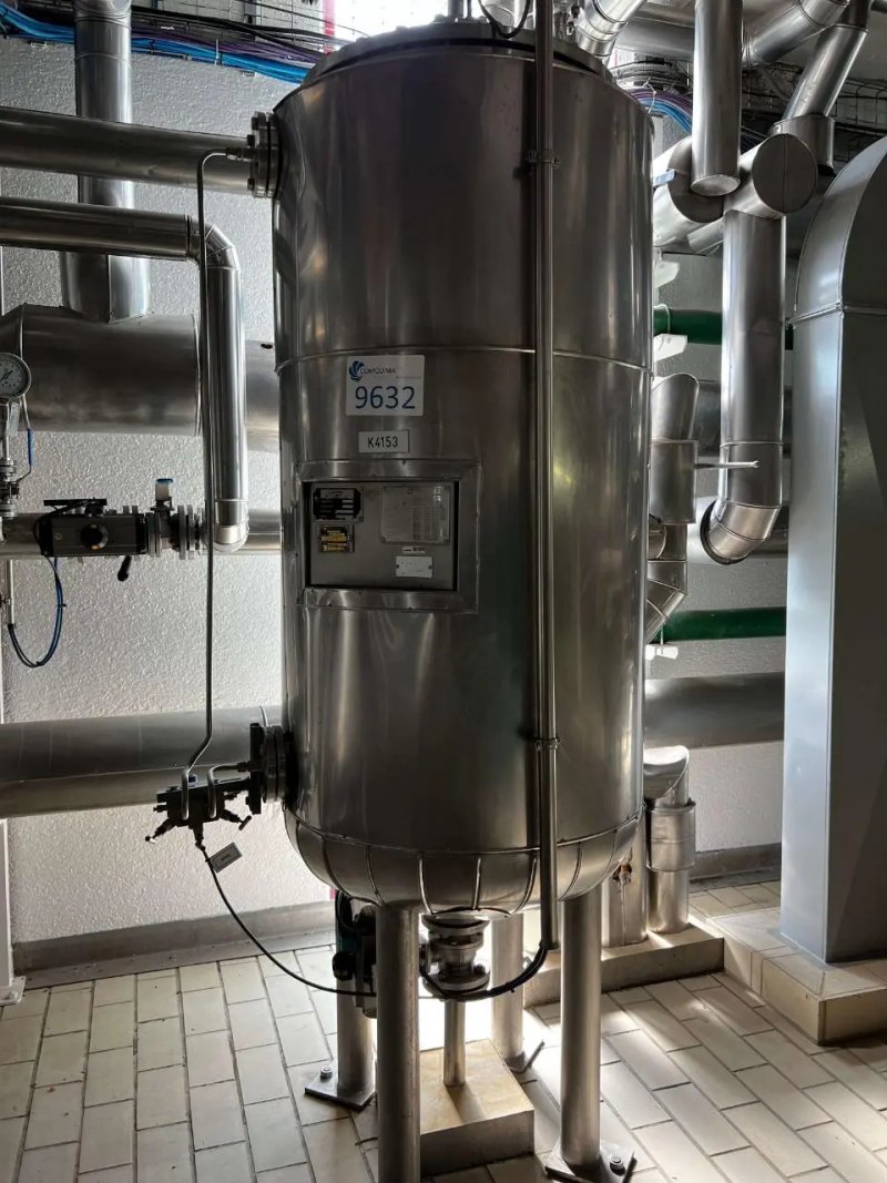 USED GINOX STAINLESS STEEL TANK 442 LITERS WITH HEAT INSULATED HALF CASE