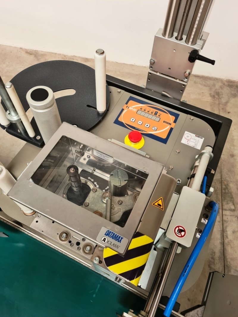 ETICHETTATRICE CON STAMPANTE E NASTRO TRASPORTATORE – IRPLAST – MOD. PA 180 COMPACT