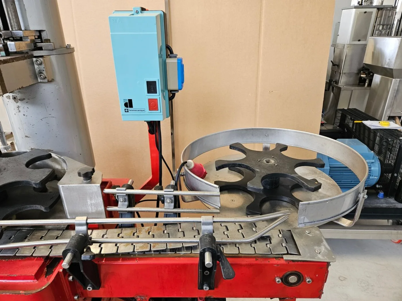 QUAGLIA E GIUSO AUTOMATIC CORKING MACHINE, SINGLE-HEAD FOR MUSHROOM CORK, WITH LIQUEUR DISPENSER, SECOND-HAND MACHINE - 2