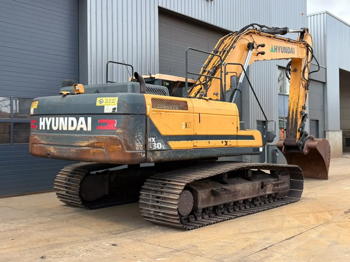 Hyundai HX330L - 5