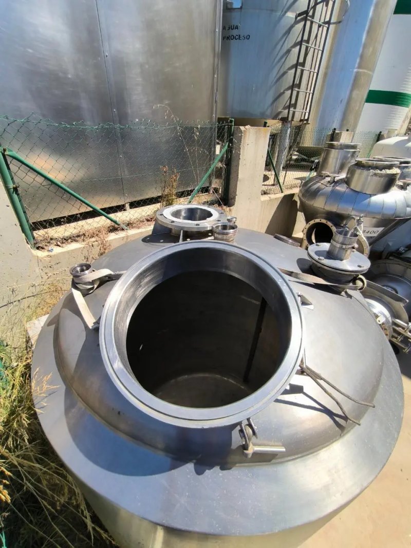 STAINLESS STEEL TANK 3,750 LITERS WITH HALF CASE AND AIRTIGHT HEAT INSULATION