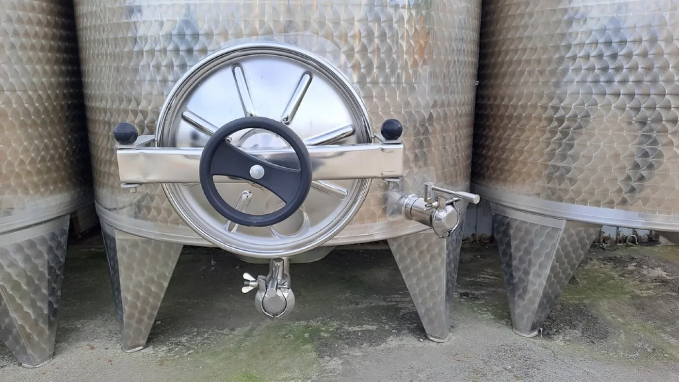 STAINLESS STEEL TANKS, CAPACITY 1700 LITERS, STORAGE MODEL ROUNDED BOTTOM, NEW EQUIPMENT - 3