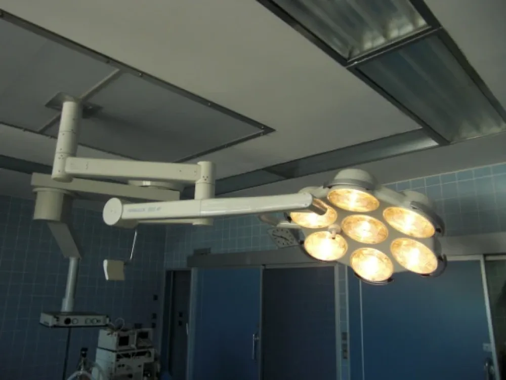 Heraeus Hanaulux 2007 OP-Lampe (Deckenmontage)